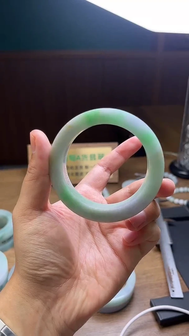 未镶嵌手镯定制翡翠万****芝定制