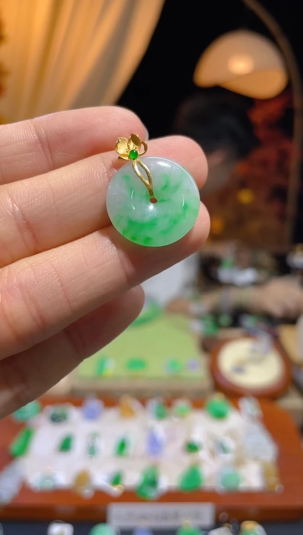 翡翠18K金镶嵌颈饰平安扣