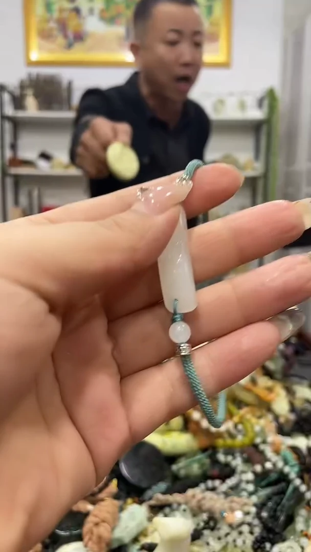 未镶嵌蛇纹石玉颈饰