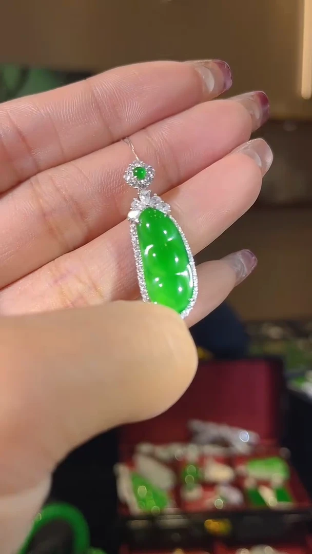 【闪购商品】翡翠吊坠(不含链)18K金镶嵌天然翡翠A货