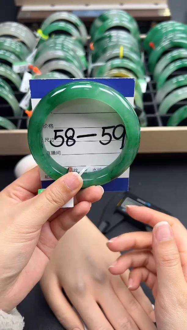 未镶嵌手镯石英质玉（非洲翠）6