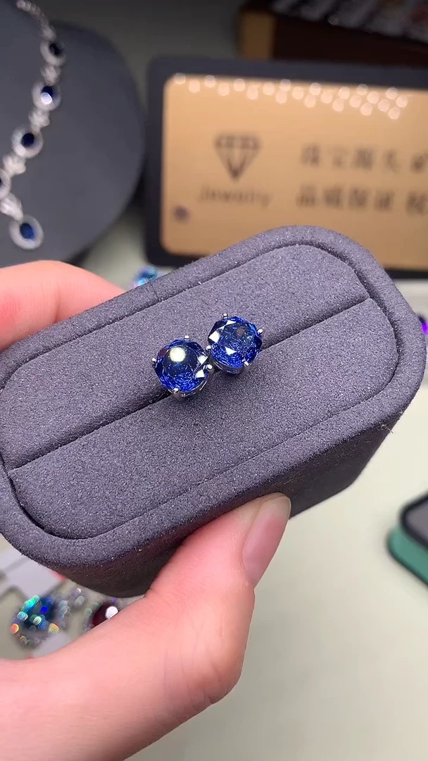 银S925镶嵌托帕石耳饰.。。。。。。。