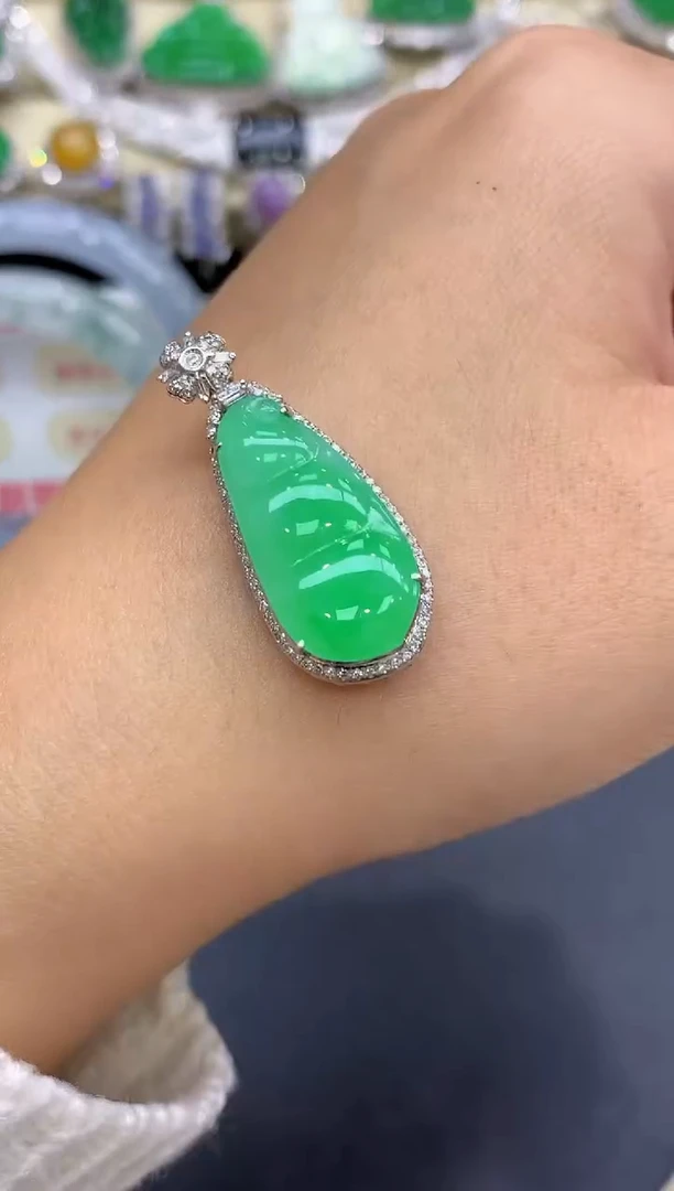 颈饰18K金镶嵌翡翠320-中国好珍宝