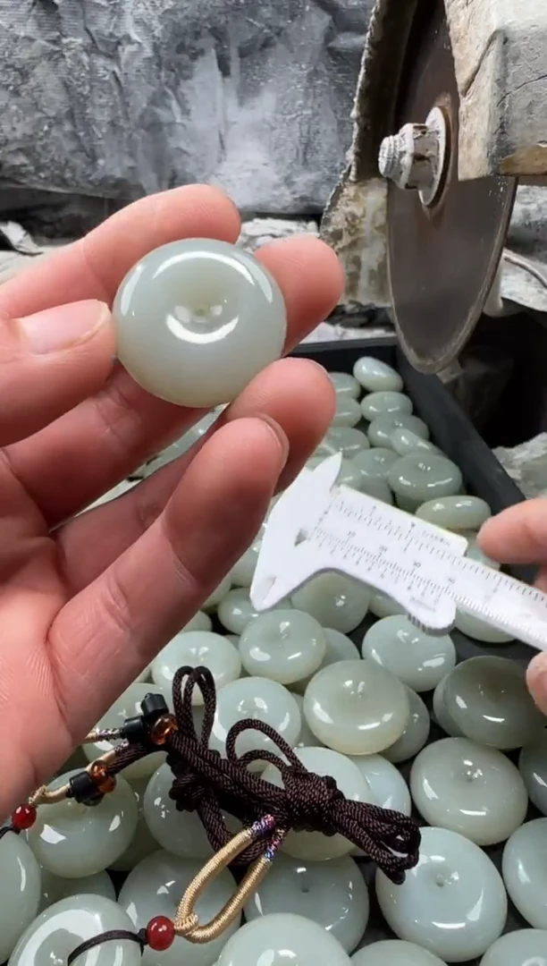 和田玉未镶嵌颈饰吊坠