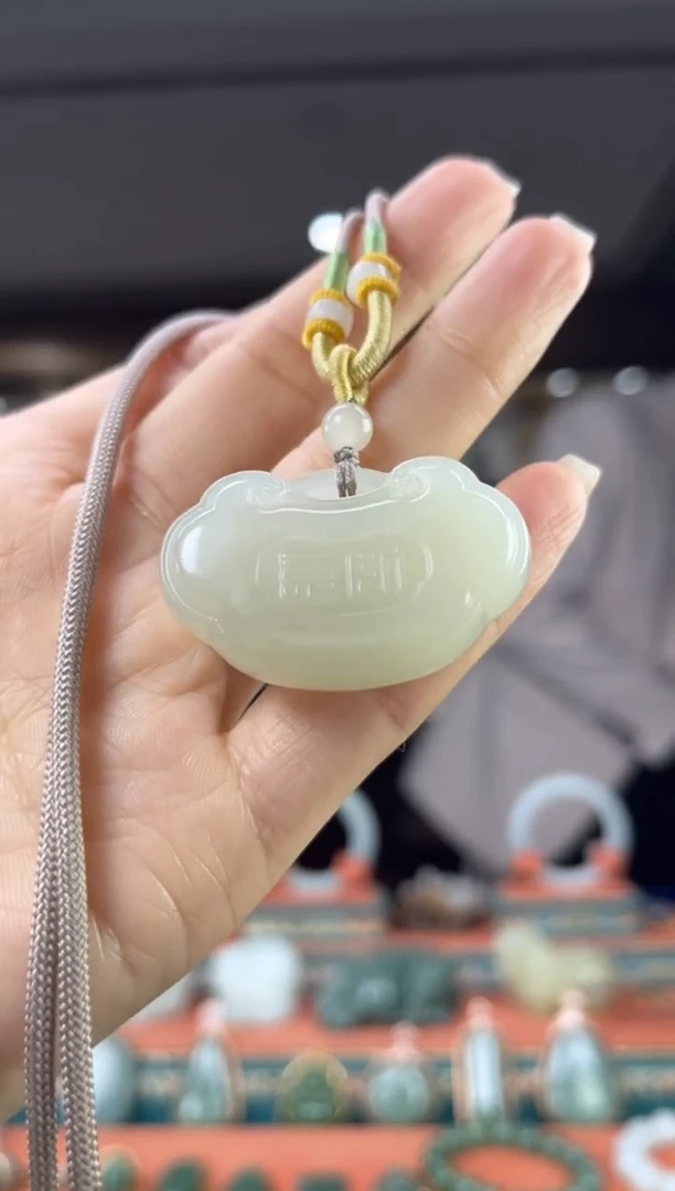 颈饰未镶嵌和田玉佩佩