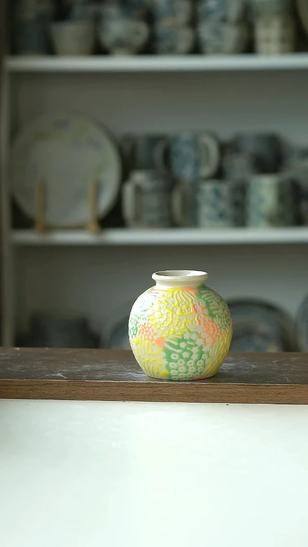 微瑕470出日浮雕花朵花瓶9cm@4-2@