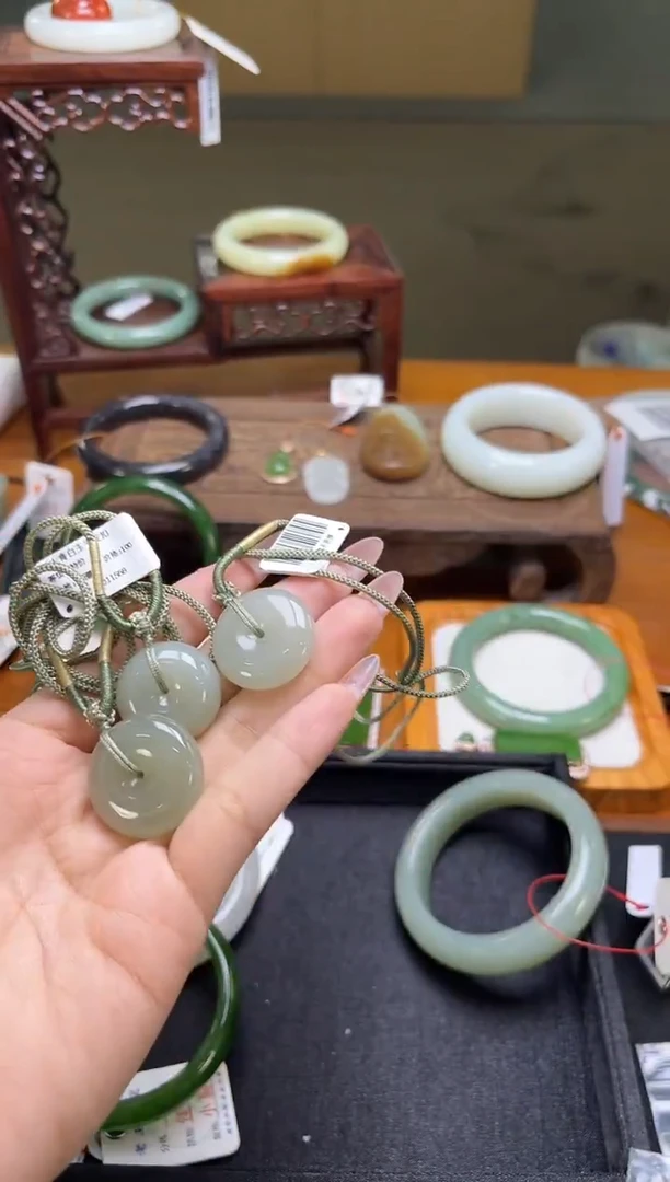 吊坠(不含链)未镶嵌和田玉且末青白 平安扣 有瑕疵 多样性发一