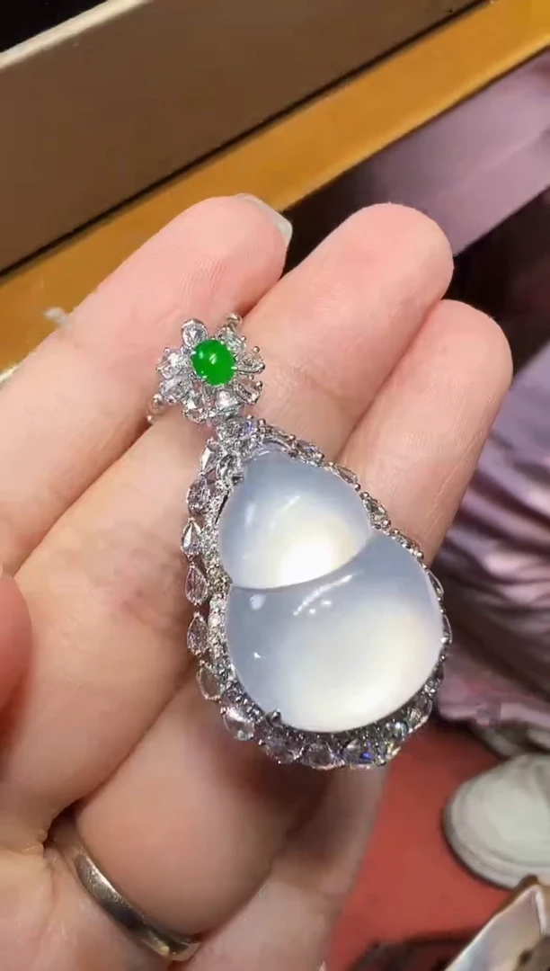 吊坠(不含链)18K金镶嵌翡翠葫芦