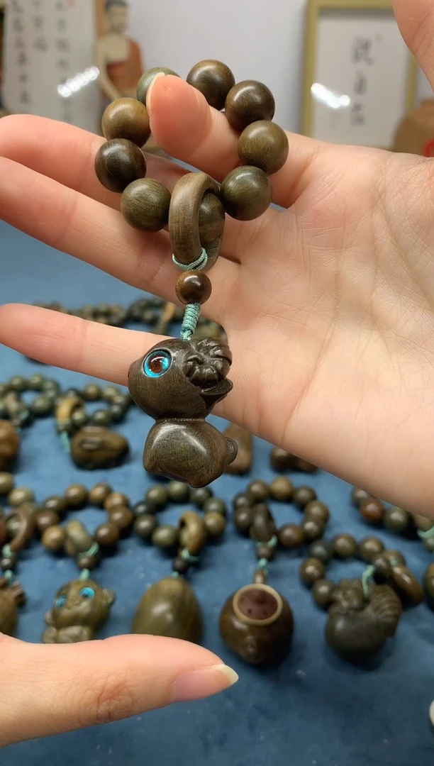 【闪购商品】维腊木（绿檀）把件喜气羊羊 盘玩件