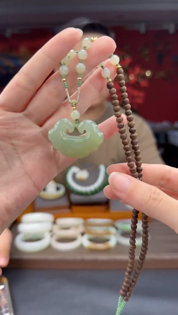 颈饰未镶嵌和田玉高冰晴如意锁