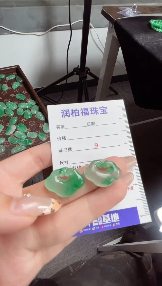 吊坠(赠链)未镶嵌石英质玉（非洲翠）小**吖14.588祥云锁