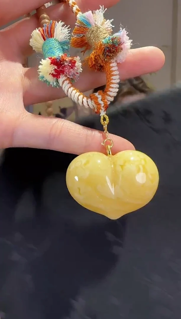 蜜蜡颈饰18K金镶嵌爱心吊坠