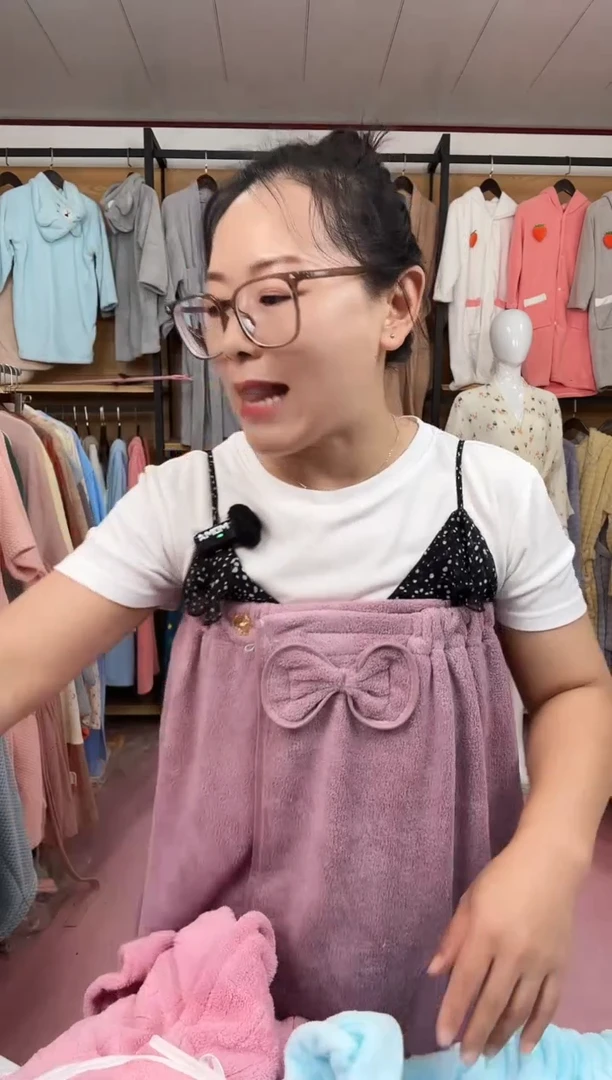 珊瑚绒紫色蝴蝶浴裙