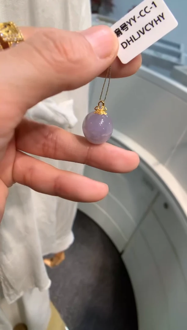 颈饰18K金镶嵌翡翠蛋面