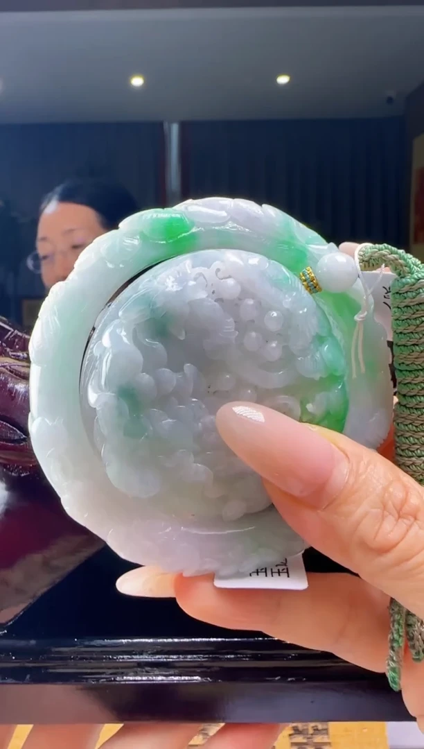 翡翠未镶嵌颈饰配底座YJ@@960Q7J04390