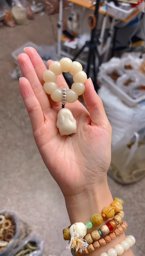 吊坠菩提根/象牙果荔枝栋手捻  白色兔