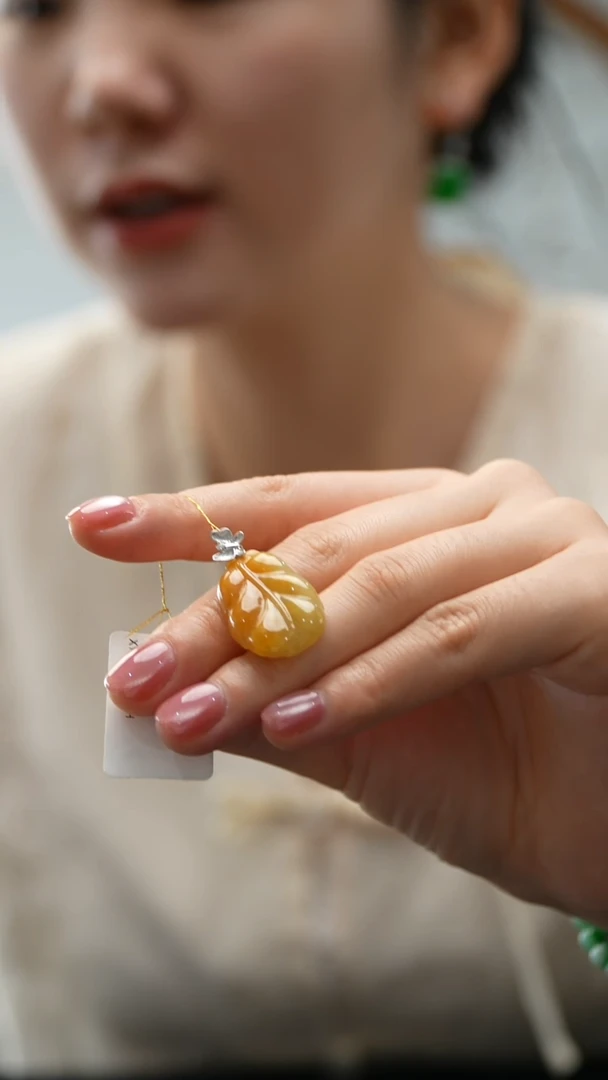 颈饰18K金镶嵌翡翠叶子