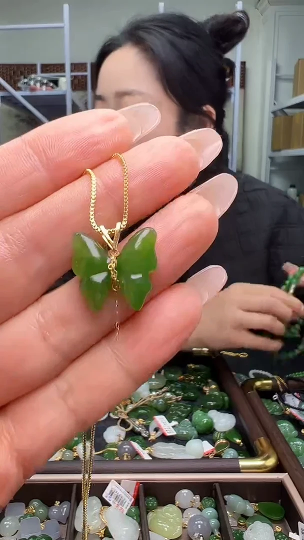 颈饰18K金镶嵌和田玉 (多样性发货.发其一）11.16.71