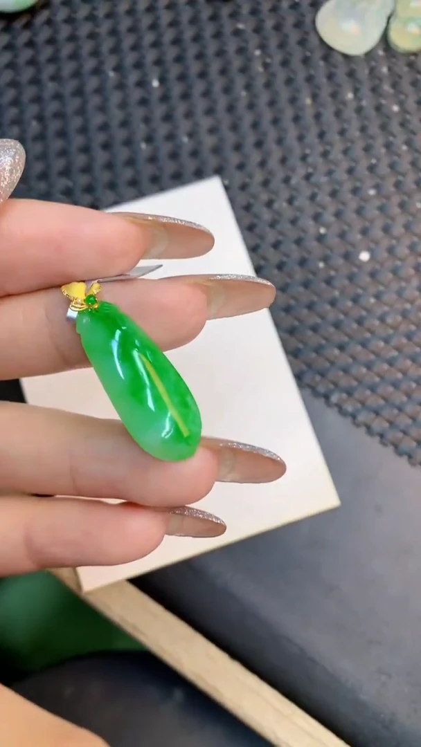 颈饰18K金镶嵌翡翠1