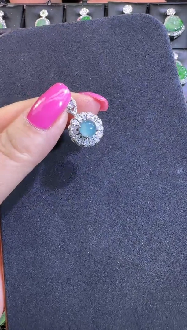 翡翠未镶嵌吊坠(不含链)请****?吊坠