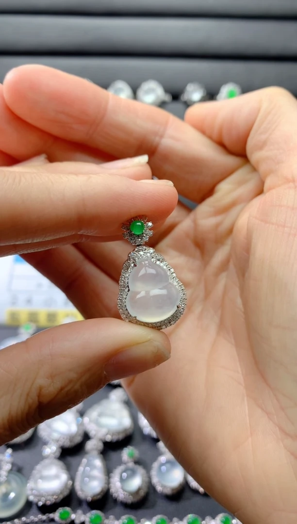 颈饰18K金镶嵌翡翠18K翡翠伴钻