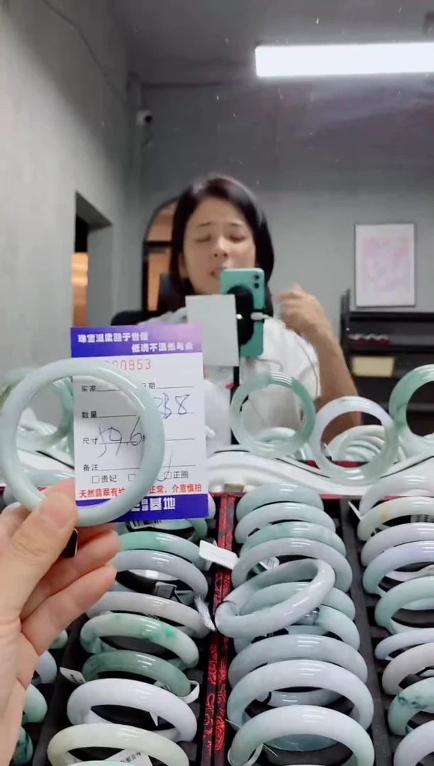 翡翠手镯未镶嵌天然翡翠A货