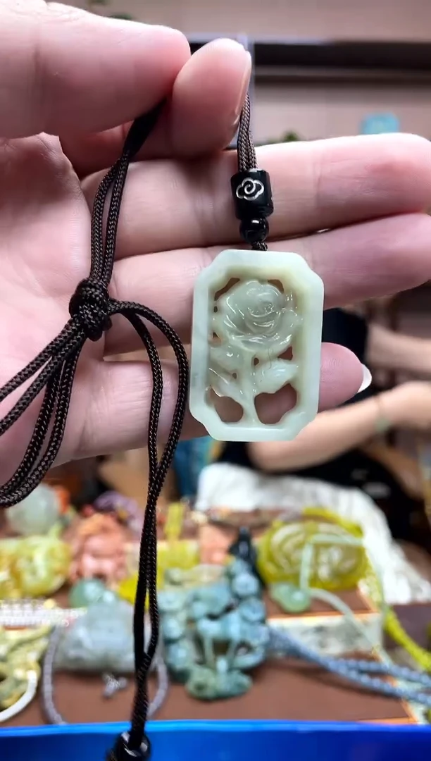 未镶嵌岫玉颈饰`1