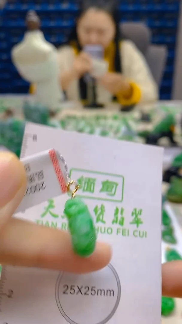 颈饰18K金镶嵌翡翠新号开播 全场乱卖