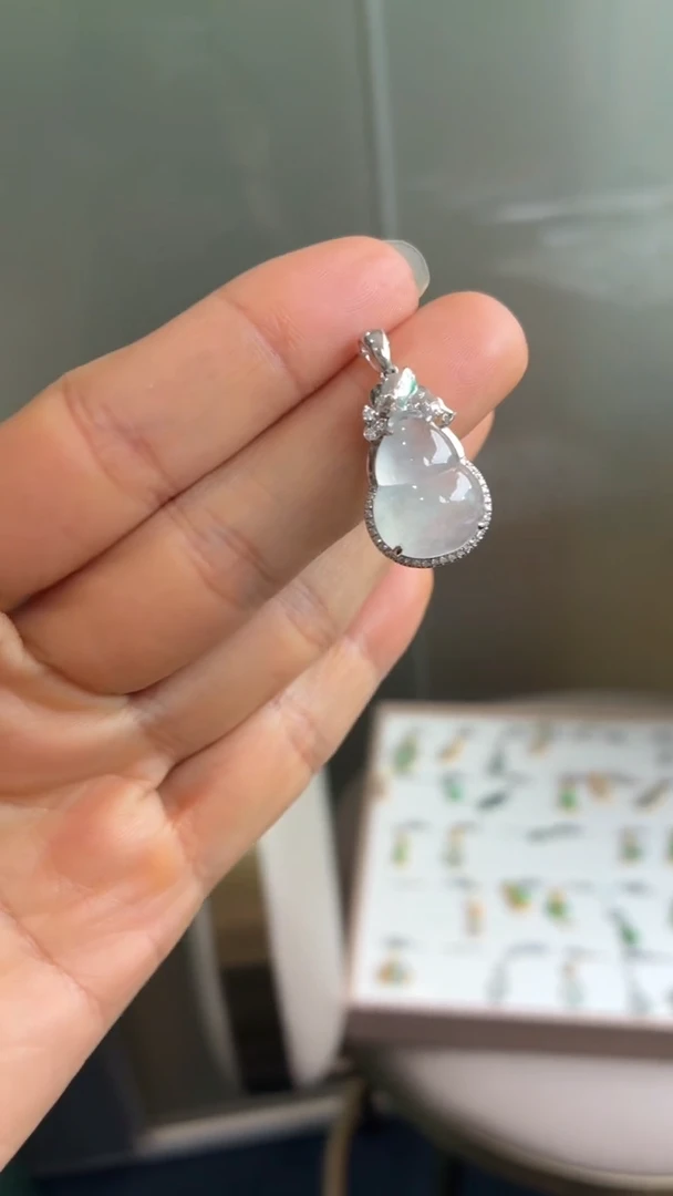 颈饰18K金镶嵌翡翠天然翡翠A货