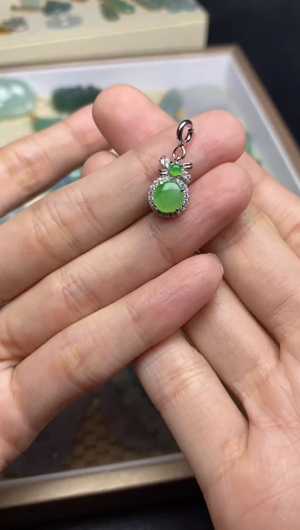 颈饰银S925镶嵌翡翠小滴溜
