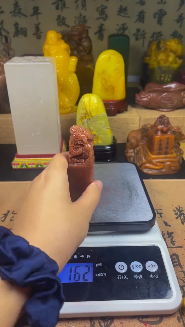 寿山石印石高山红石龙戏珠印纽