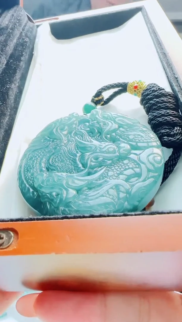 翡翠未镶嵌颈饰多样性发货其中一件