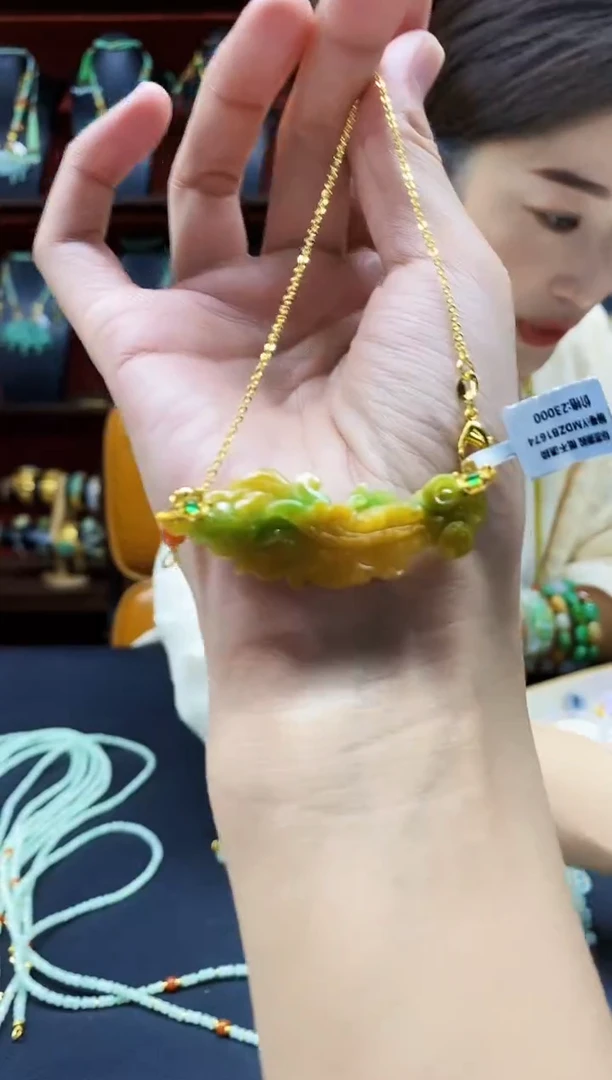 颈饰未镶嵌翡翠吊坠