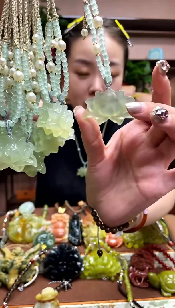 未镶嵌岫玉颈饰多样性发货发其中之一