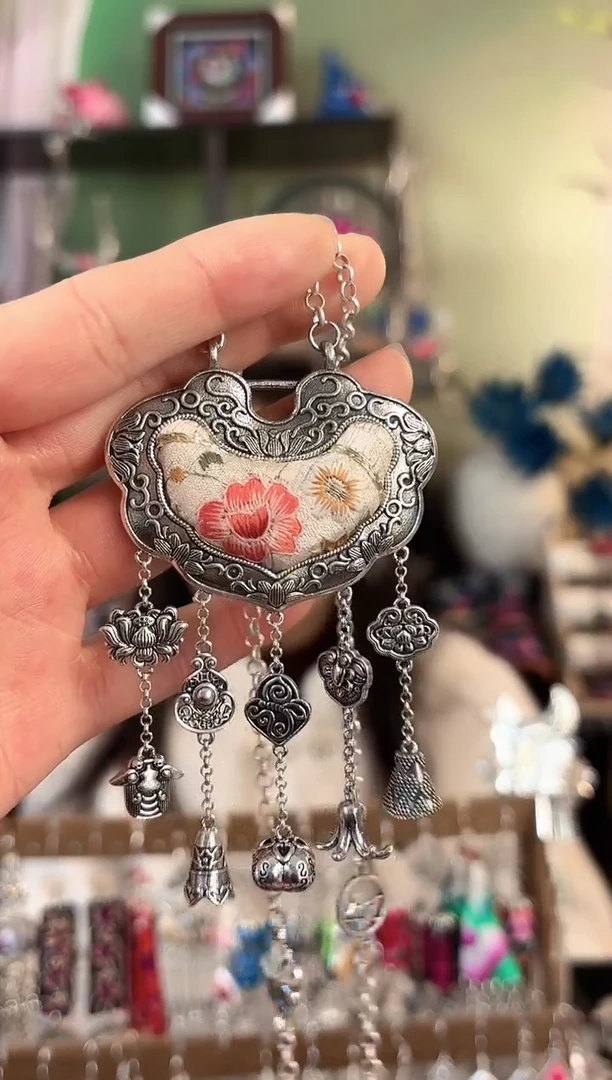 彩云南阁非遗老绣苗银饰品120