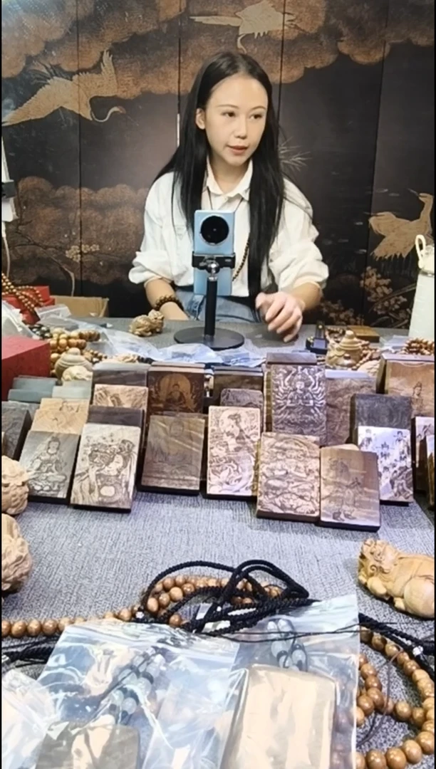 王*营金丝        楠无事牌手把件
