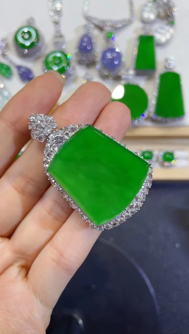 吊坠(不含链)18K金镶嵌翡翠用****5总价58000定金3000差尾款28000