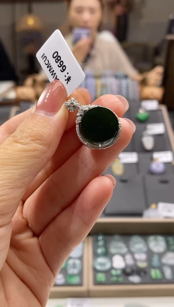 颈饰18K金镶嵌翡翠豆****皮无事牌