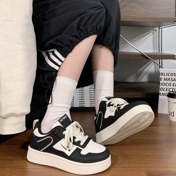 人本小白鞋女款2025春季新款鞋子百搭小众复古拼色休闲厚底板鞋女