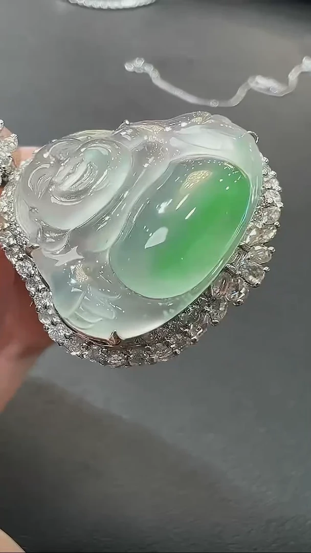颈饰18K金镶嵌翡翠天然A货翡翠