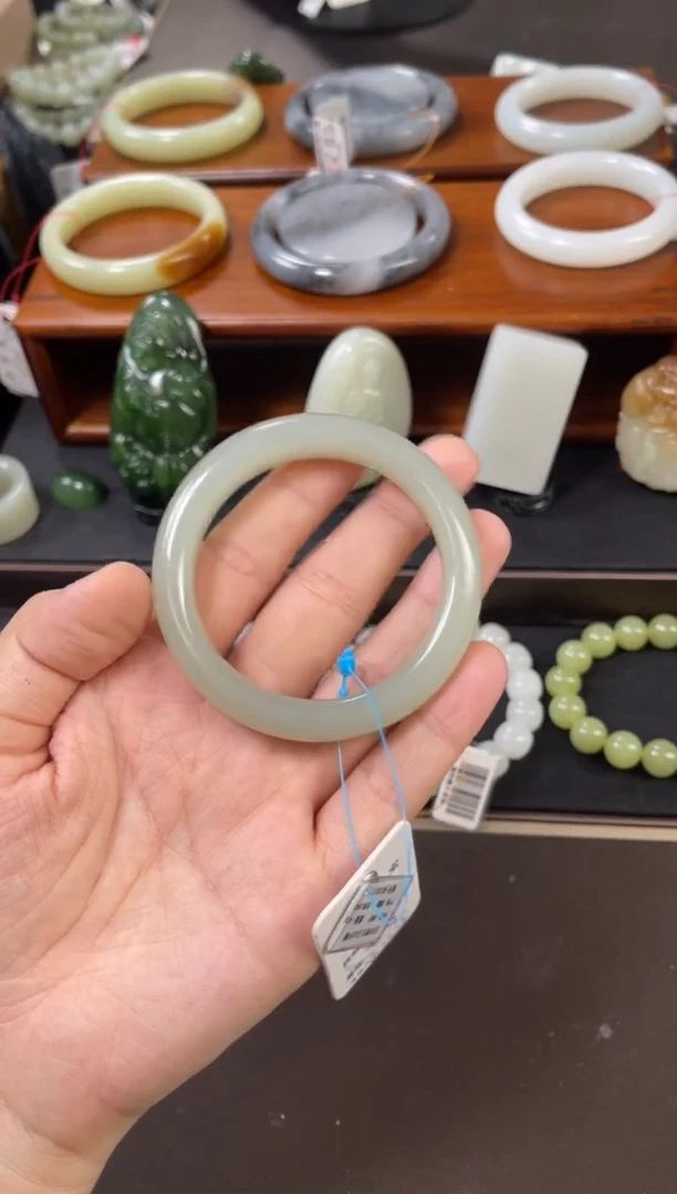 和田玉手镯未镶嵌且末青白 52+圈9010111小内裂