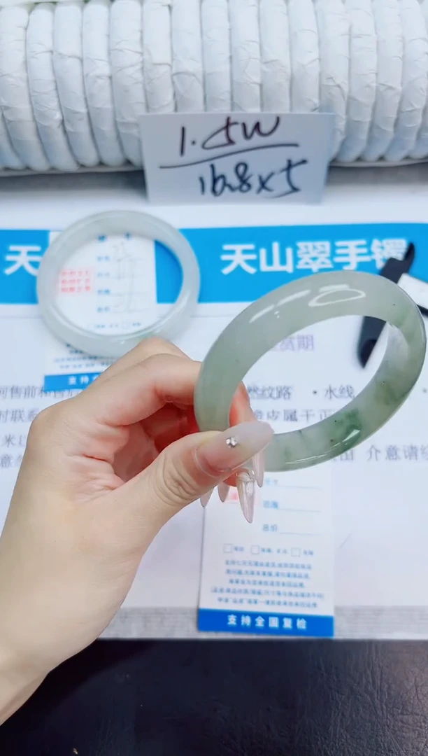 未镶嵌手镯石英质玉76/54.6