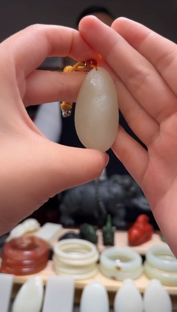 颈饰未镶嵌和田玉吊坠