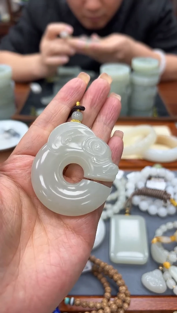颈饰未镶嵌和田玉野牛沟玉猪龙