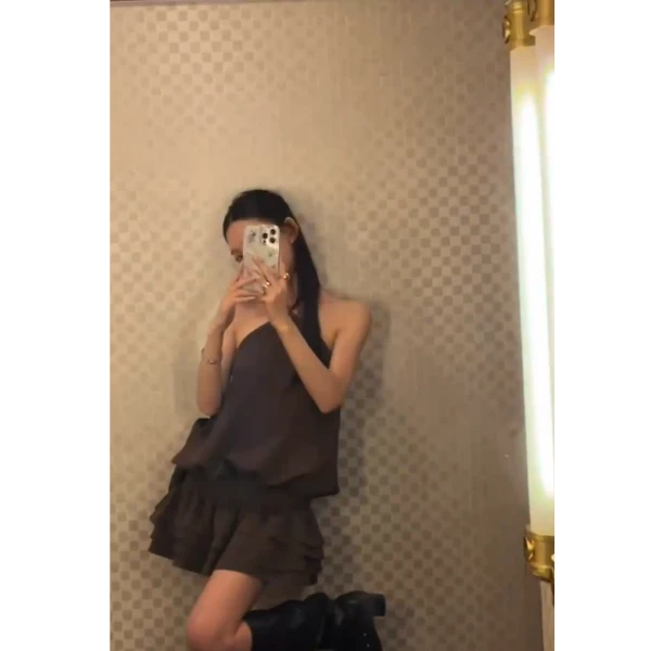 咖色挂脖花苞连衣裙女夏季2025新款拼接短裙宽松氛围感无袖裙子潮