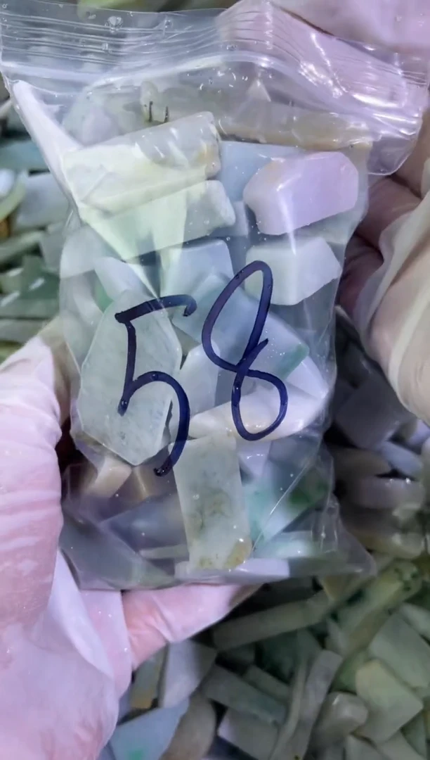 【闪购商品】翡翠颈饰未镶嵌天然翡翠中号500克58