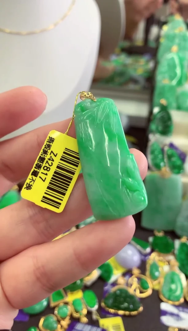 翡翠18K金镶嵌颈饰挂件