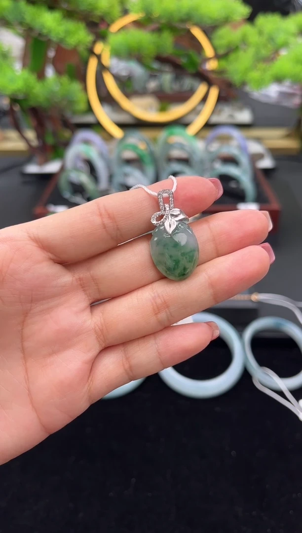 颈饰18K金镶嵌翡翠吊坠