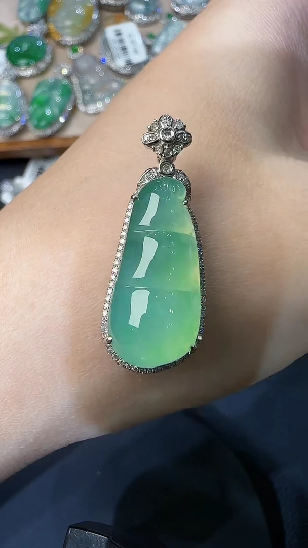 翡翠18K金镶嵌吊坠(不含链)15