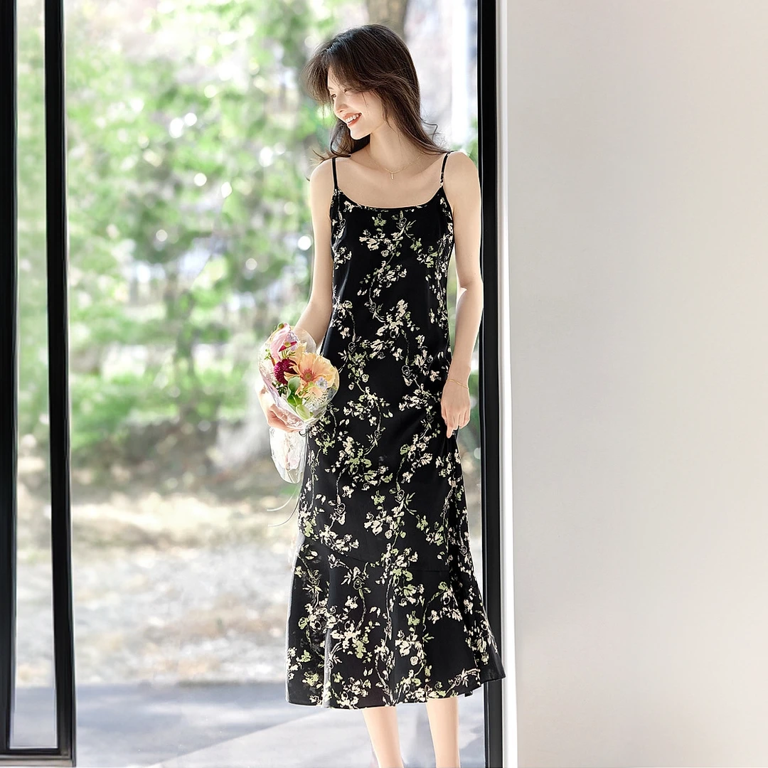 时尚气质雪纺连衣裙女夏季2025夏季新款百搭碎花裙显瘦收腰吊带裙